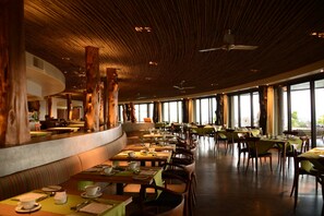 Hi ha 2 restaurants amb esmorzars 