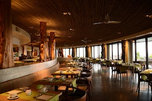 Hi ha 2 restaurants amb esmorzars