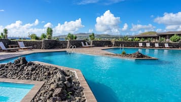 Udendørs pool, parasoller, liggestole