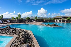 Piscina externa, guarda-sóis, espreguiçadeiras