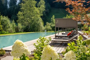 Innenpool, Außenpool, Sonnenschirme, Liegestühle