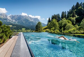 Indoor pool, outdoor pool, open 7:30 AM to 8 PM, pool umbrellas - Hotel der Bär (Ellmau)