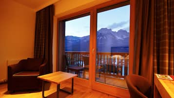 Habitación doble Deluxe, vista a la montaña | 1 habitación, ropa de cama de alta calidad y camas con efecto memoria