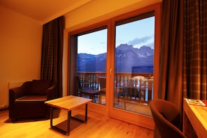 Deluxe Double Room, Mountain View | Premium bedding, memory foam beds, minibar, in-room safe