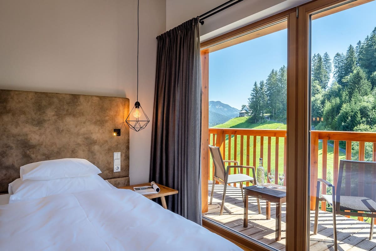 1 bedroom, premium bedding, memory-foam beds, minibar