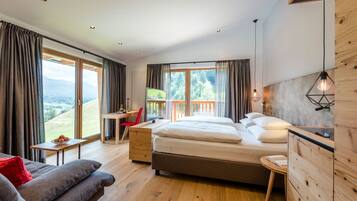 Junior-Suite, Balkon, Bergblick (Panorama) | Hochwertige Bettwaren, Betten mit Memory-Foam-Matratzen, Minibar
