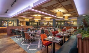 供应早餐、午餐和晚餐