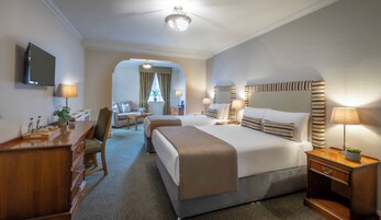 Ropa de cama de alta calidad y caja de seguridad en la habitación 