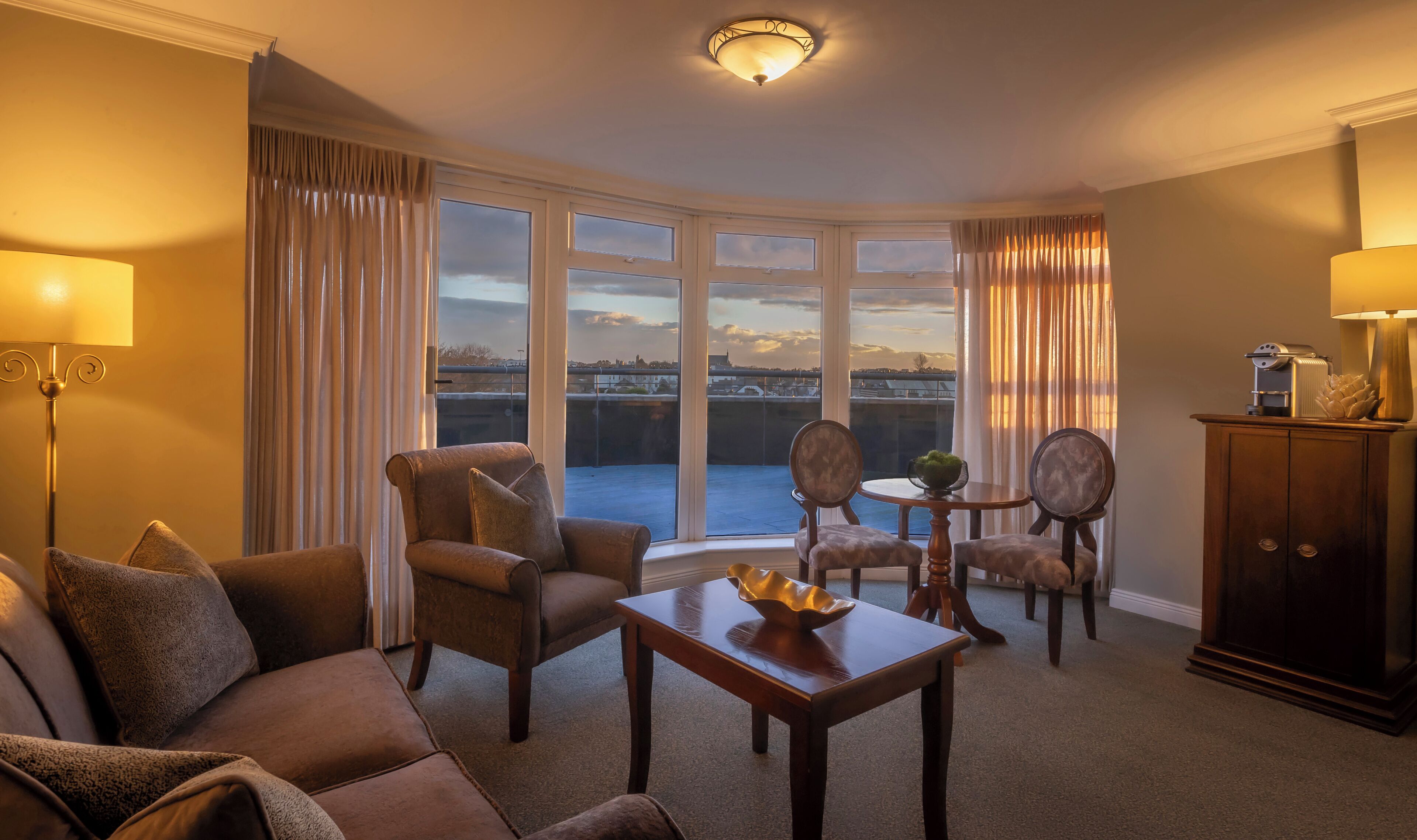 Suíte Luxury, Uma cama King | Área de estar | TV de tela plana 32 polegadas com canais via satélite