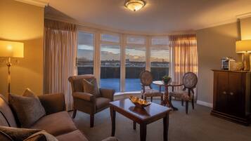 Luksussuite - 1 kingsize-seng | Opholdsområde | 32-tommers fladskærms-tv med satellitkanaler