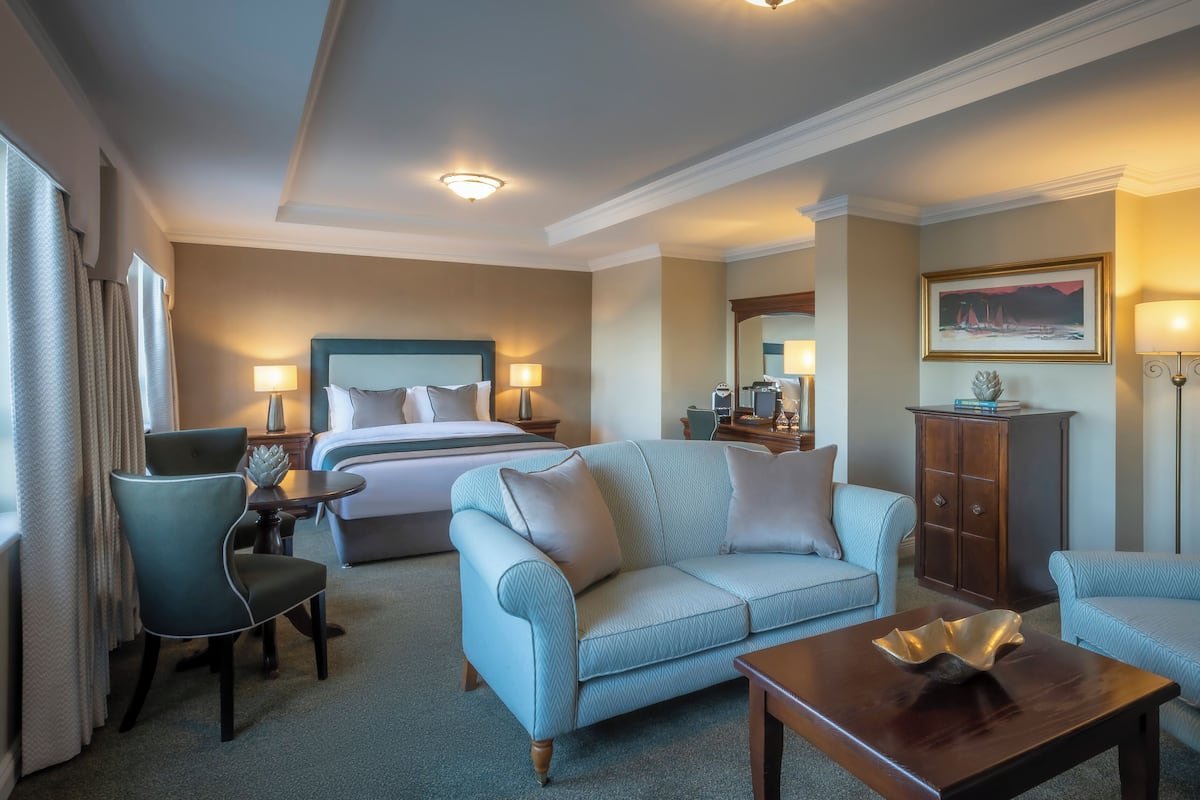 Luxury Room, 1 King Bed | Premium bedding, in-room safe, desk, blackout curtains