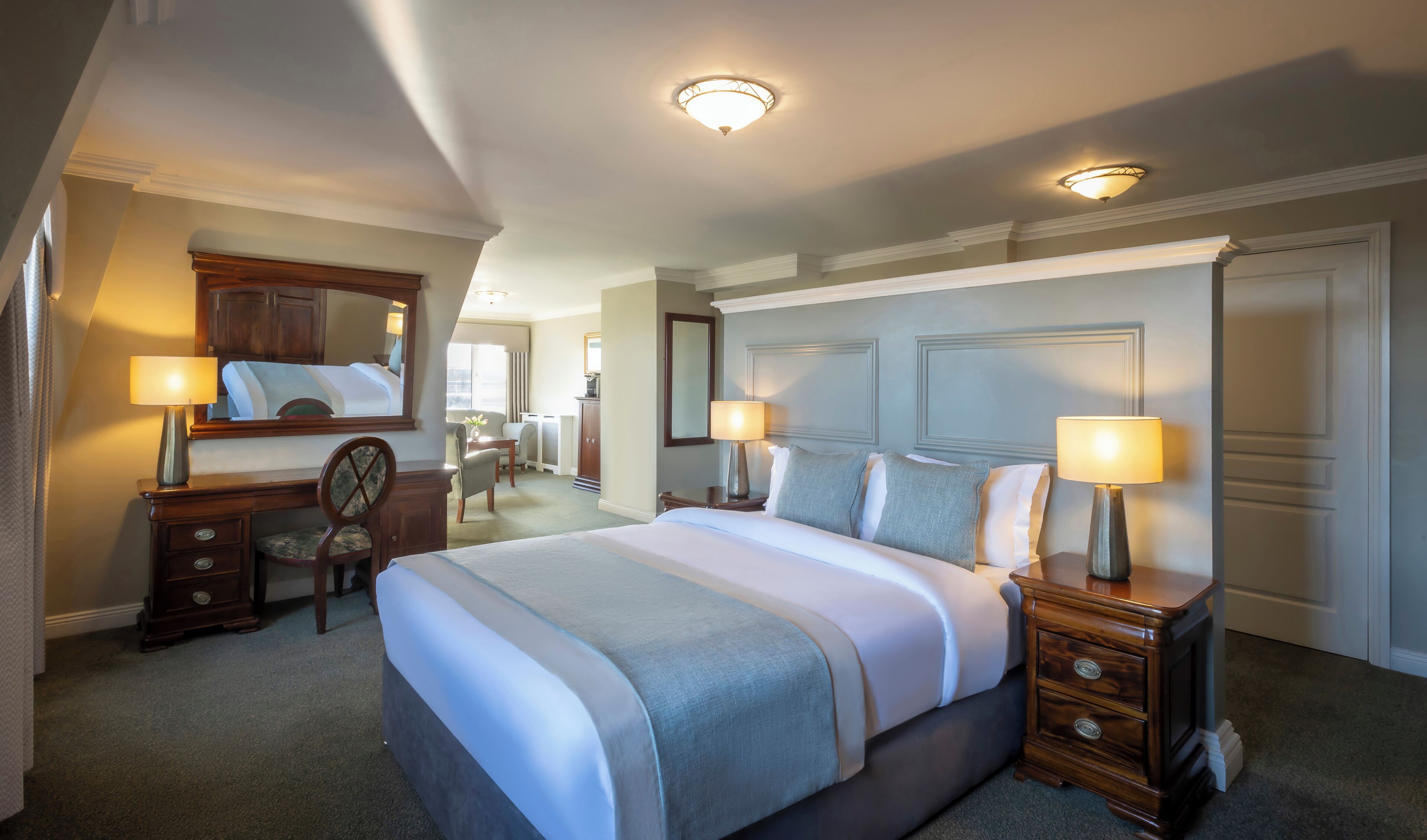 Suíte Luxury, Uma cama King | Roupas de cama premium, cofres nos quartos, escrivaninha