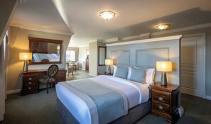 Lyxsvit - 1 kingsize-säng | Sängtillbehör av högsta kvalitet och värdeförvaringsskåp på rummet