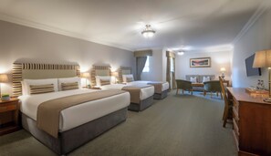 Family Quadruple Room | Peralatan tempat tidur premium, peti besi dalam bilik, meja 