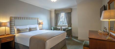 Ropa de cama de alta calidad y caja de seguridad en la habitación