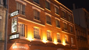 A hotel with a sign reading "HOTEL RAYMOND IV" and a coat of arms. - Hôtel Raymond 4 Toulouse (Toulouse)