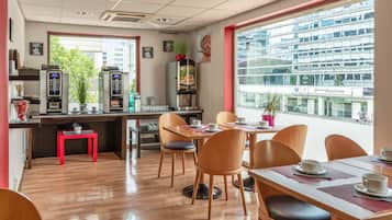 Petit déjeuner buffet servi tous les jours en supplément