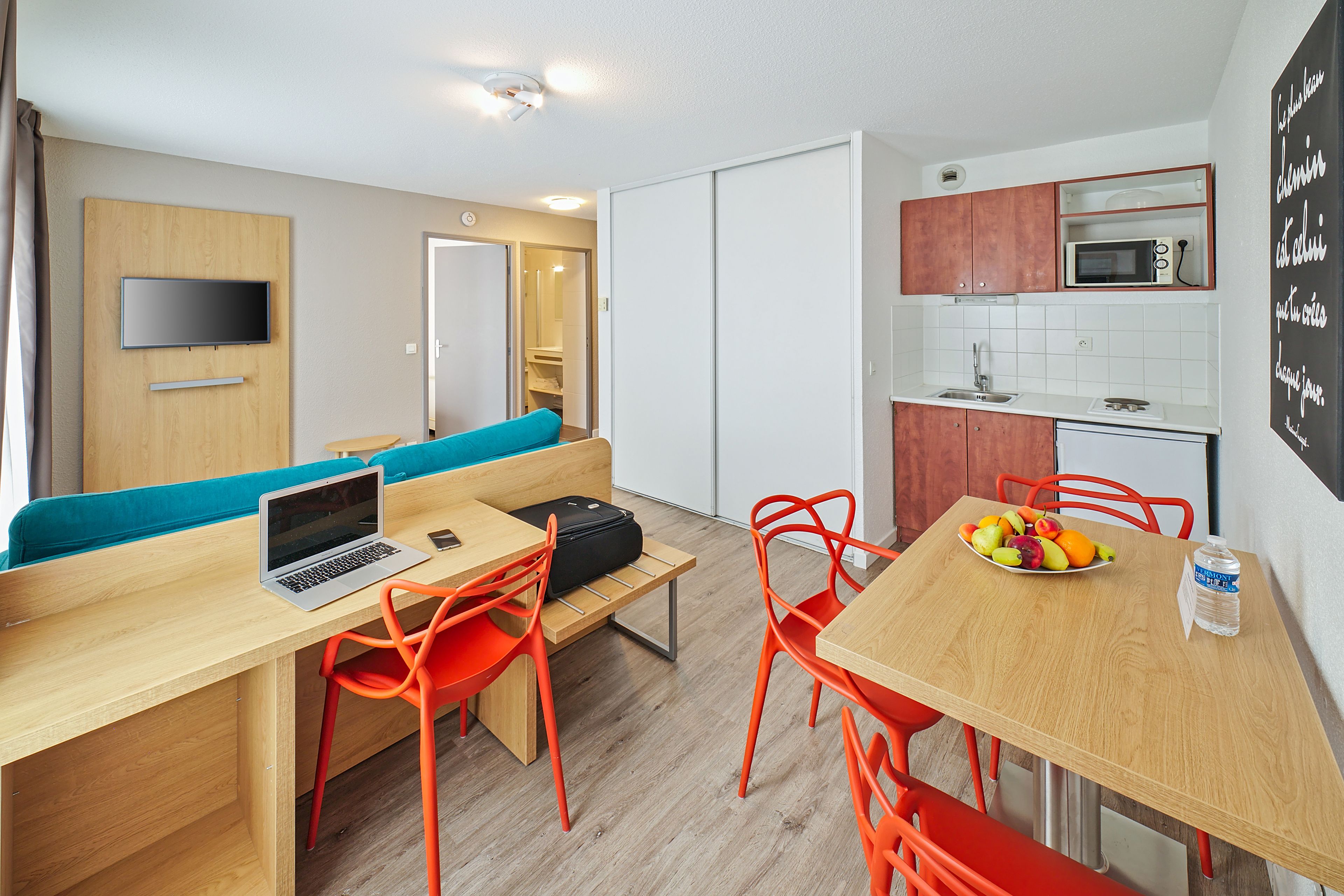 Appartement, 1 chambre | Salle de séjour | Télévision à écran plat de 32 pouces avec chaînes numériques, télévision