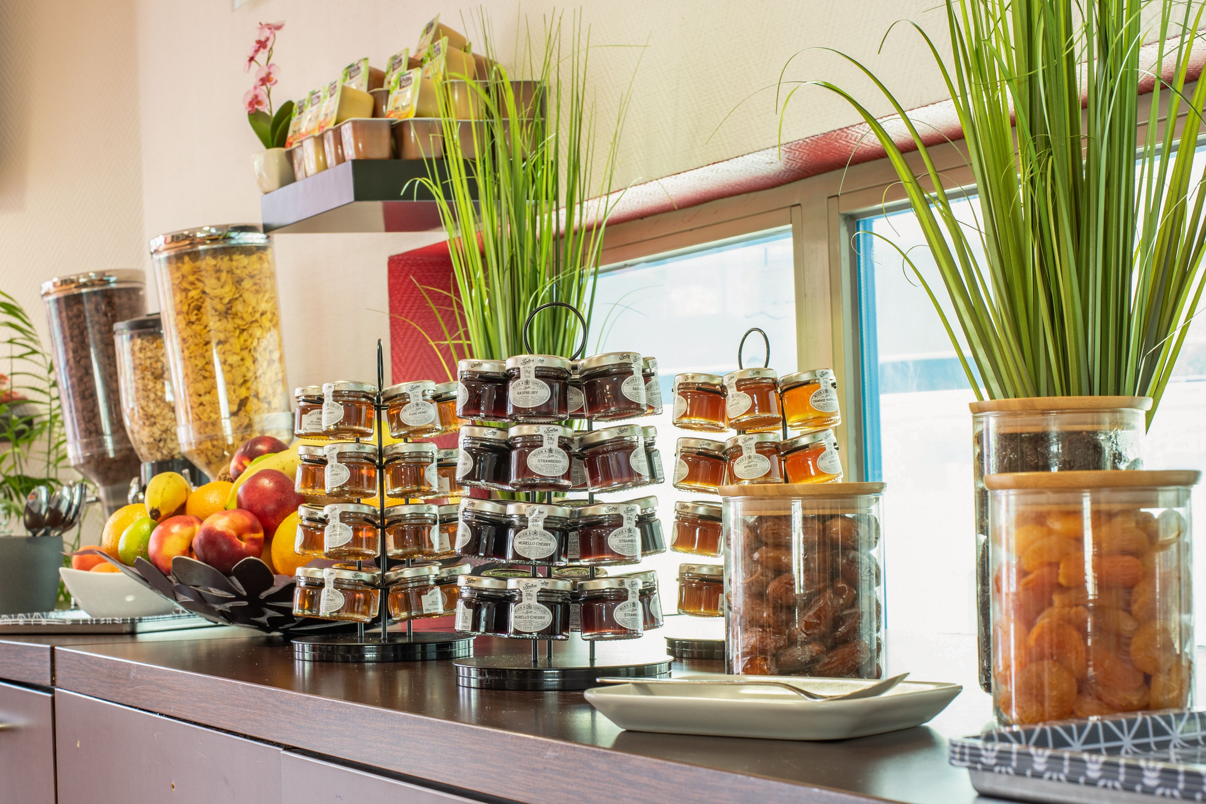 Une table de buffet proposant divers plats et accompagnements.