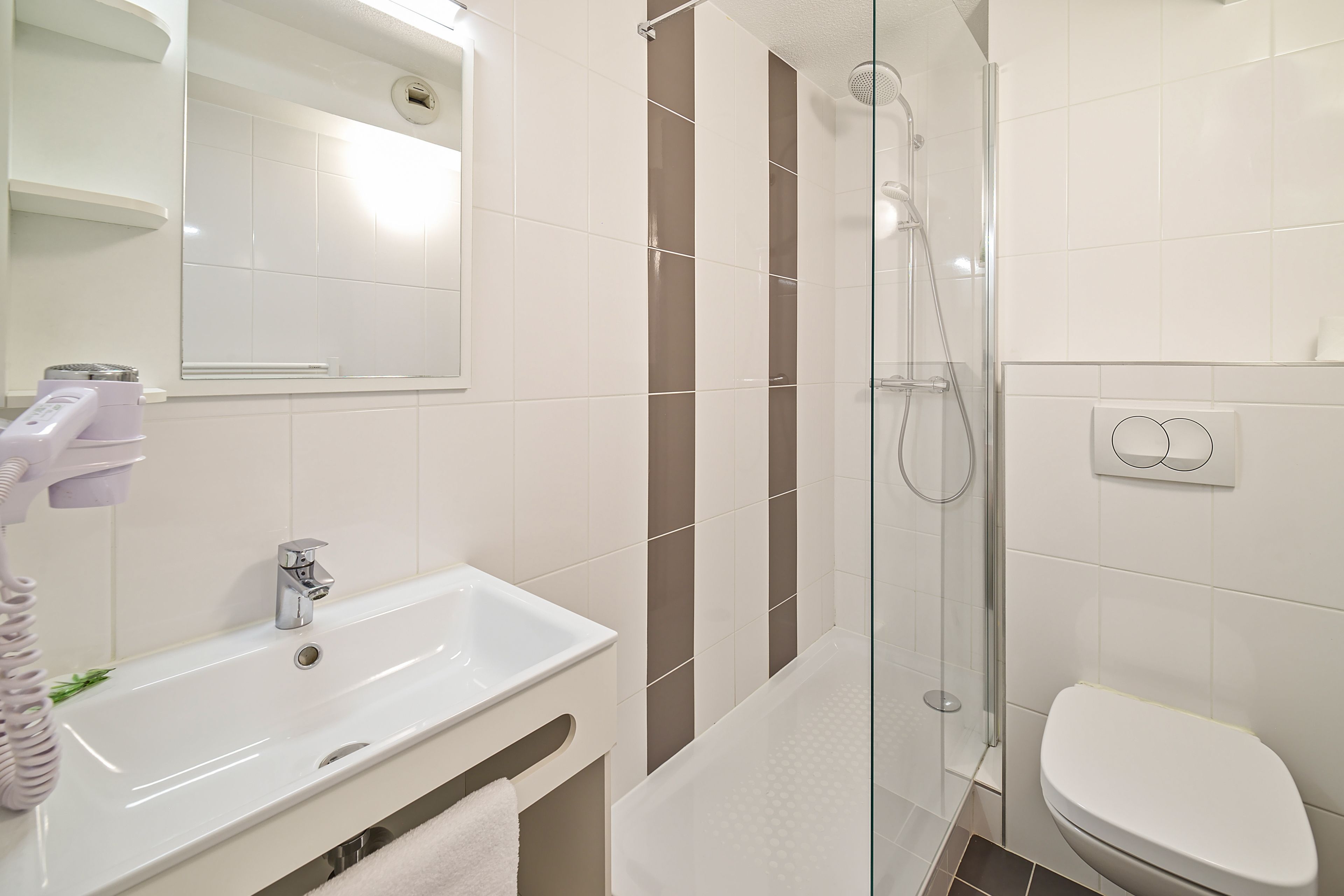 Monolocale, 1 letto matrimoniale o 2 letti singoli | Bagno | Set di cortesia gratuito, asciugacapelli, asciugamani