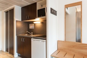 Classic Studio | Private kitchenette | Stovetop, electric kettle, cookware/dishes/utensils