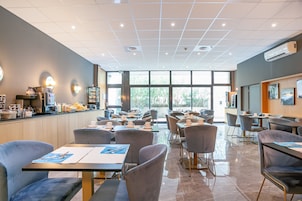 Desayuno buffet diario (EUR 12 por persona)