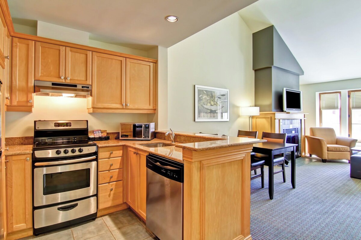 Private kitchen | Coffee/tea maker, full-sized fridge, microwave, oven