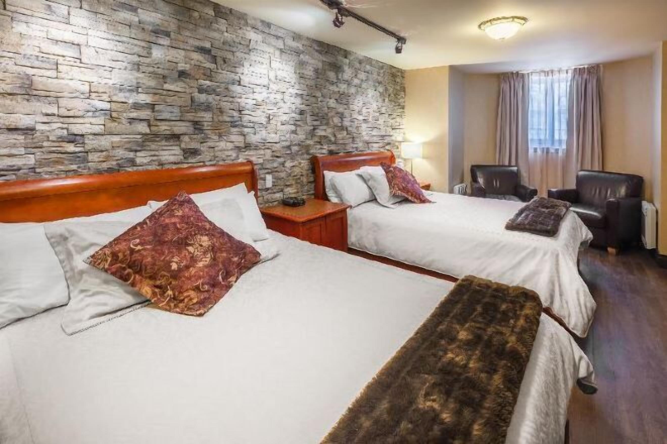 Ylelliset vuodevaatteet, pimennysverhot, silitysrauta/-lauta