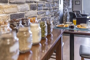 每日供应自助式早餐（每人 CAD 15）