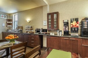 Se ofrece un desayuno bufé todos los días (por un coste adicional)