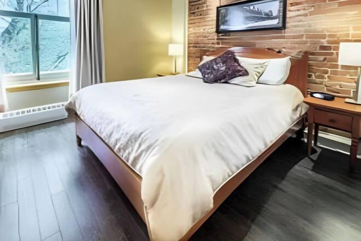 Premium bedding, blackout drapes, iron/ironing board, free WiFi