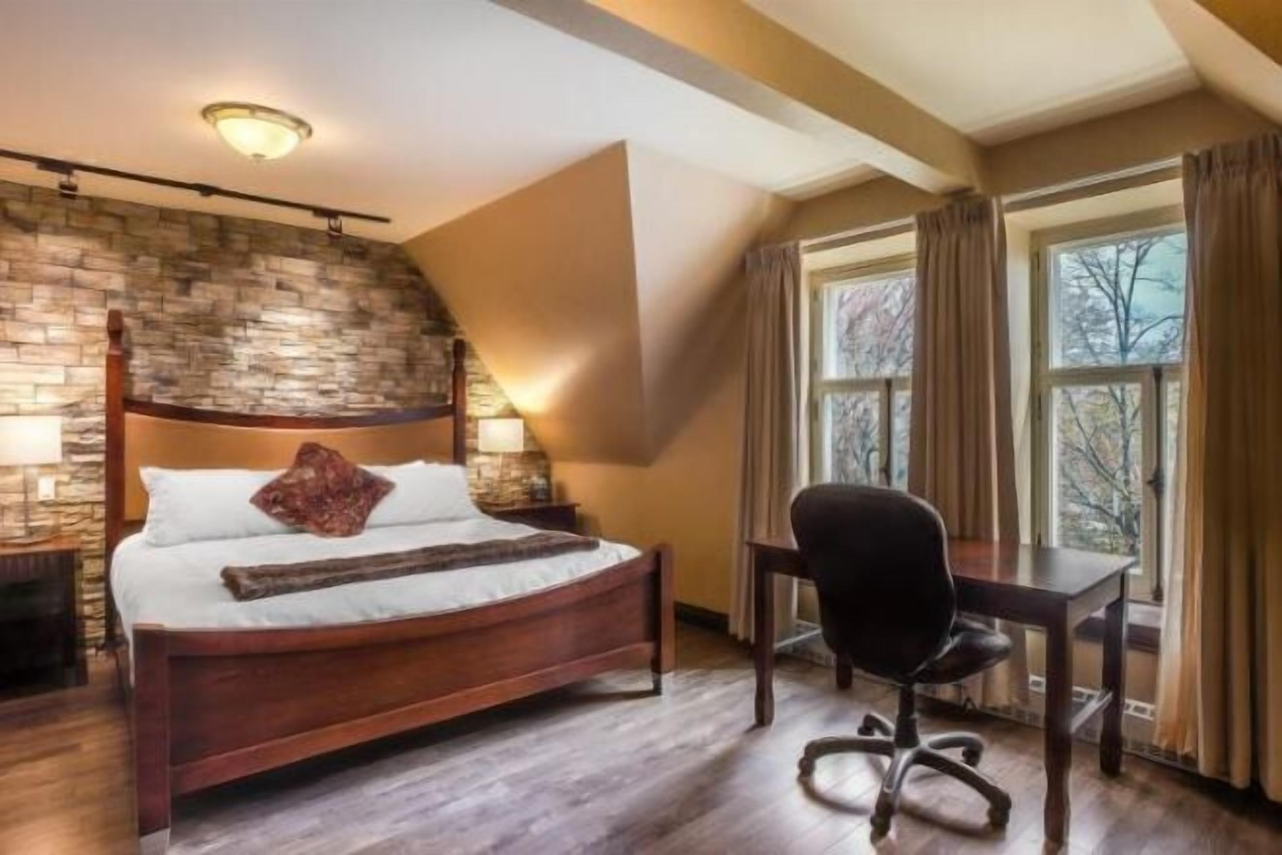 Ylelliset vuodevaatteet, pimennysverhot, silitysrauta/-lauta