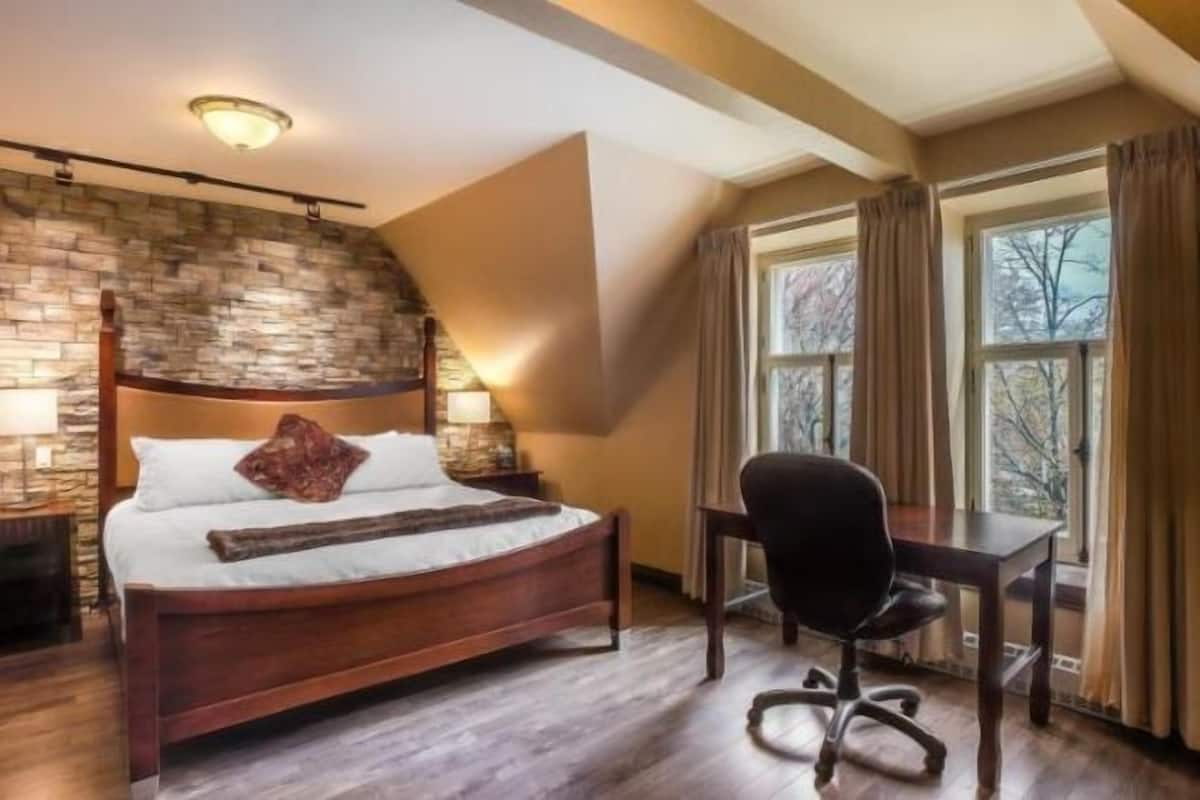 Ylelliset vuodevaatteet, pimennysverhot, silitysrauta/-lauta