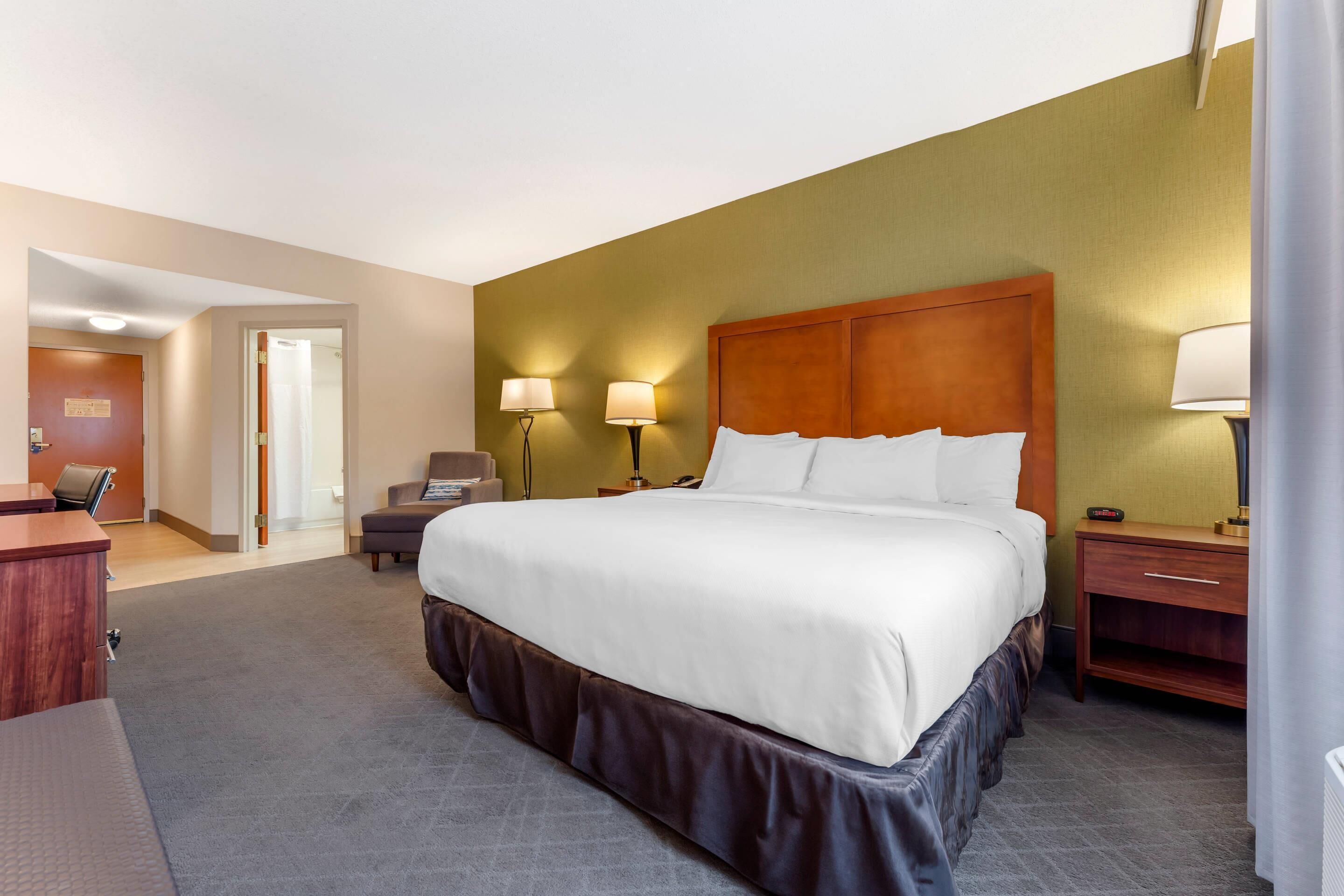 Standard Room, 1 King Bed, Non Smoking | In-room safe, desk, soundproofing, iron/ironing board