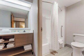 In-room safe, desk, soundproofing, iron/ironing board - Comfort Inn & Suites LaVale - Cumberland (Cumberland)