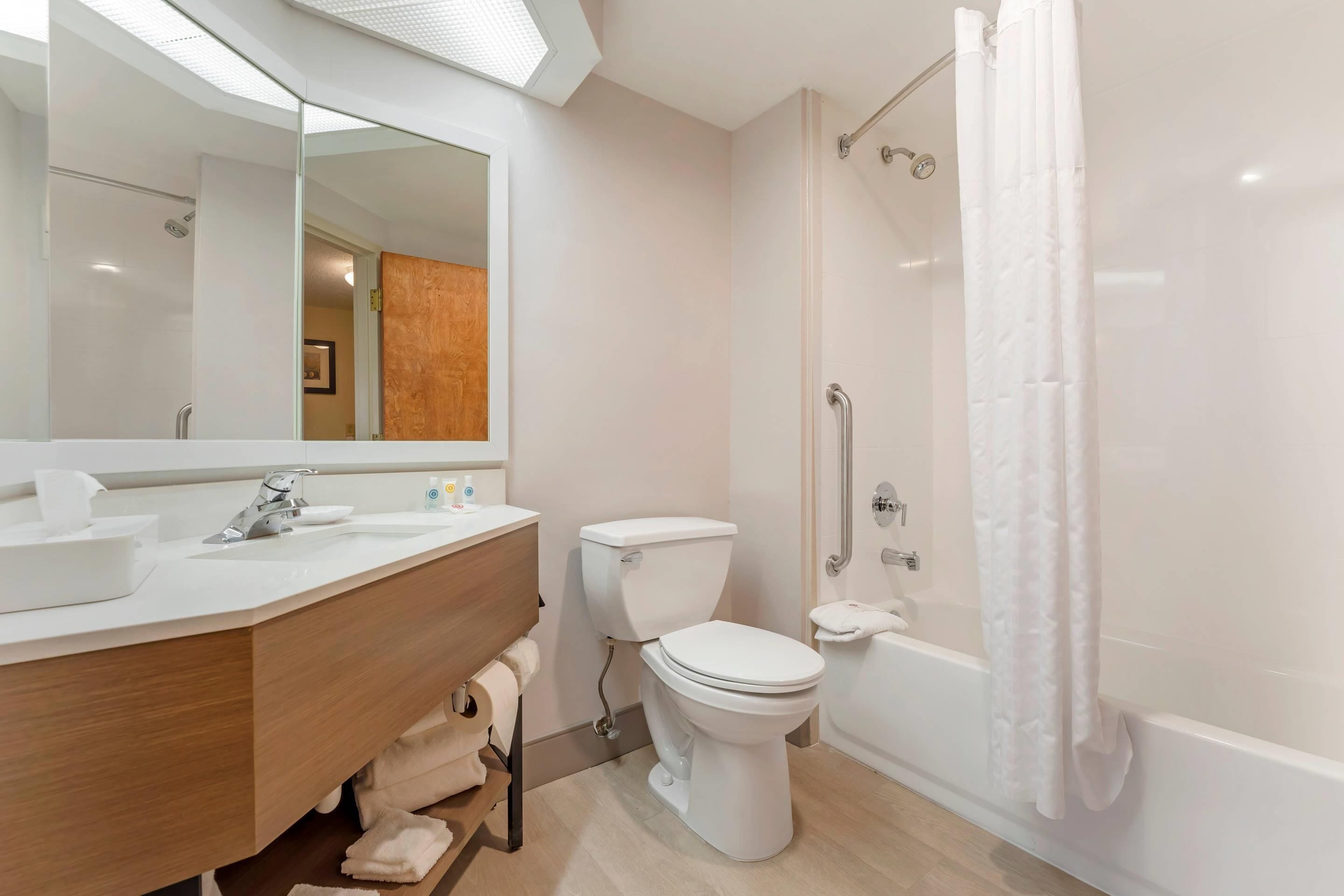Standard Room, 1 King Bed, Non Smoking | In-room safe, desk, soundproofing, iron/ironing board