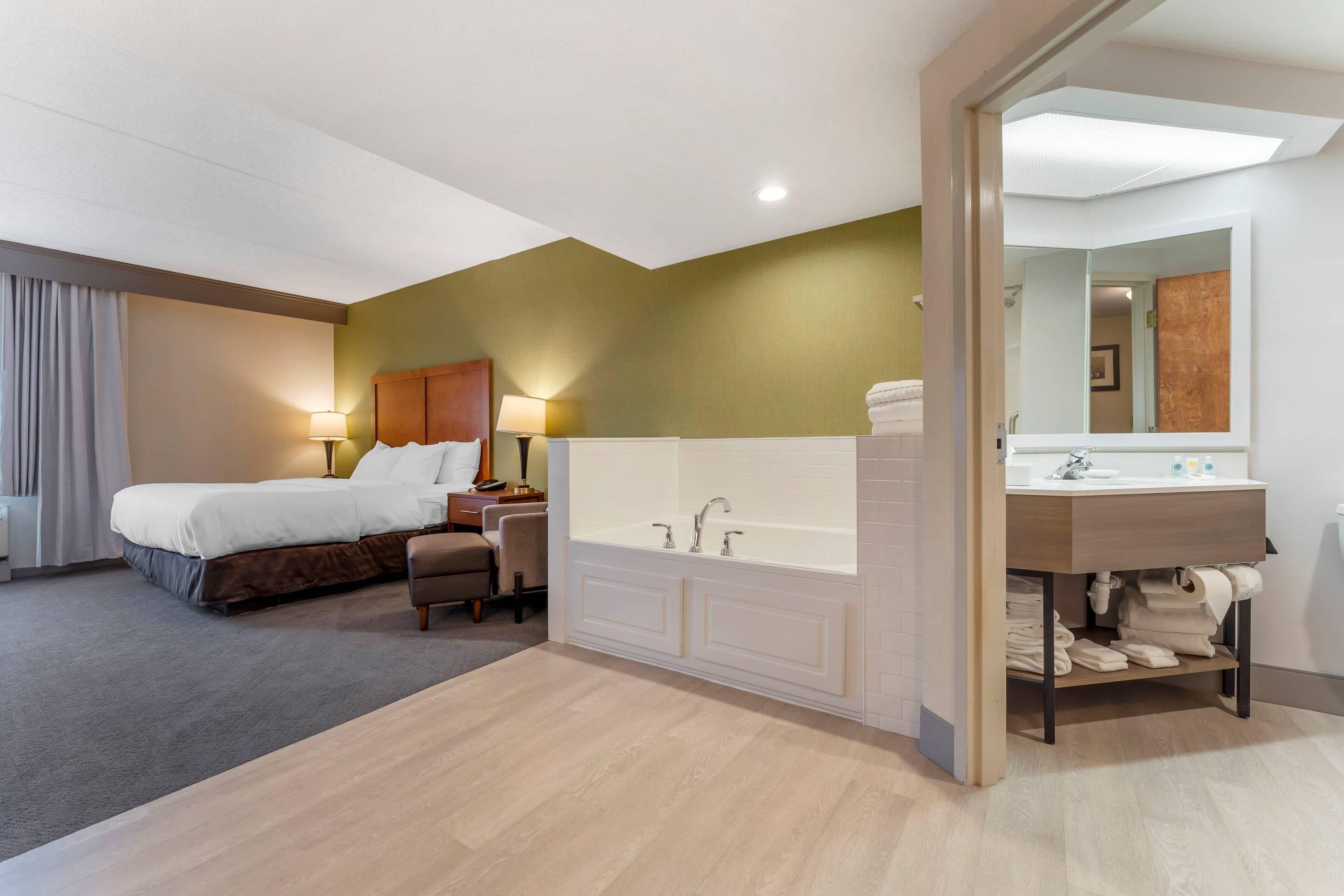 Chambre Deluxe, 1 très grand lit, non-fumeurs, bain à remous | Coffres-forts dans les chambres, bureau, chambres insonorisées
