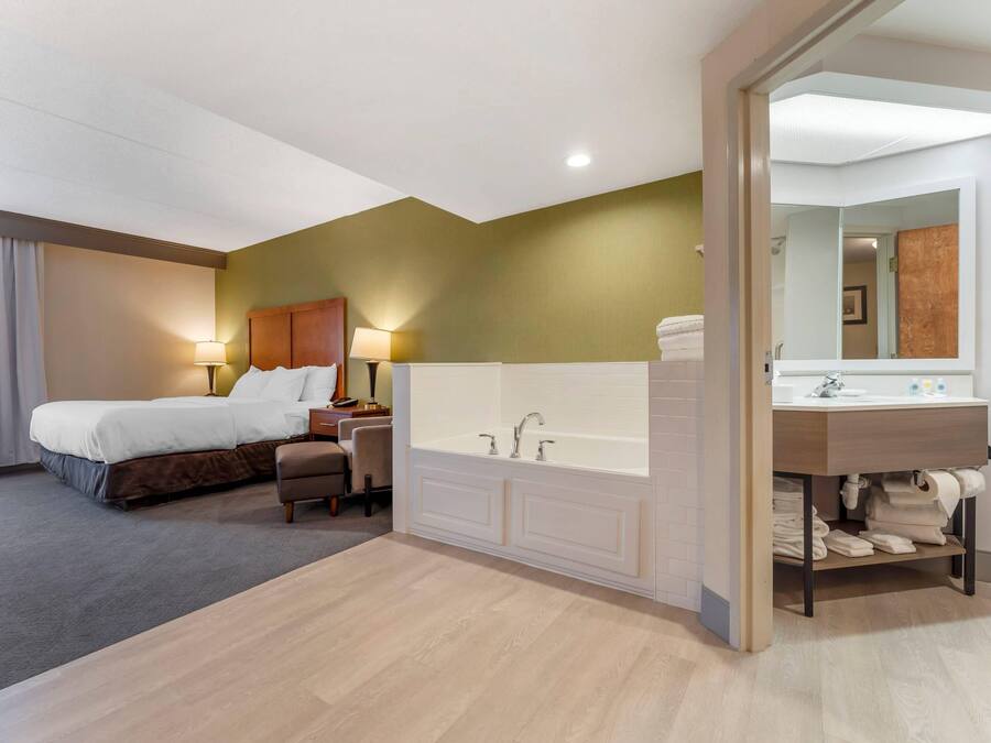 Deluxe Room, 1 King Bed, Non Smoking, Hot Tub | In-room safe, desk, soundproofing, iron/ironing board