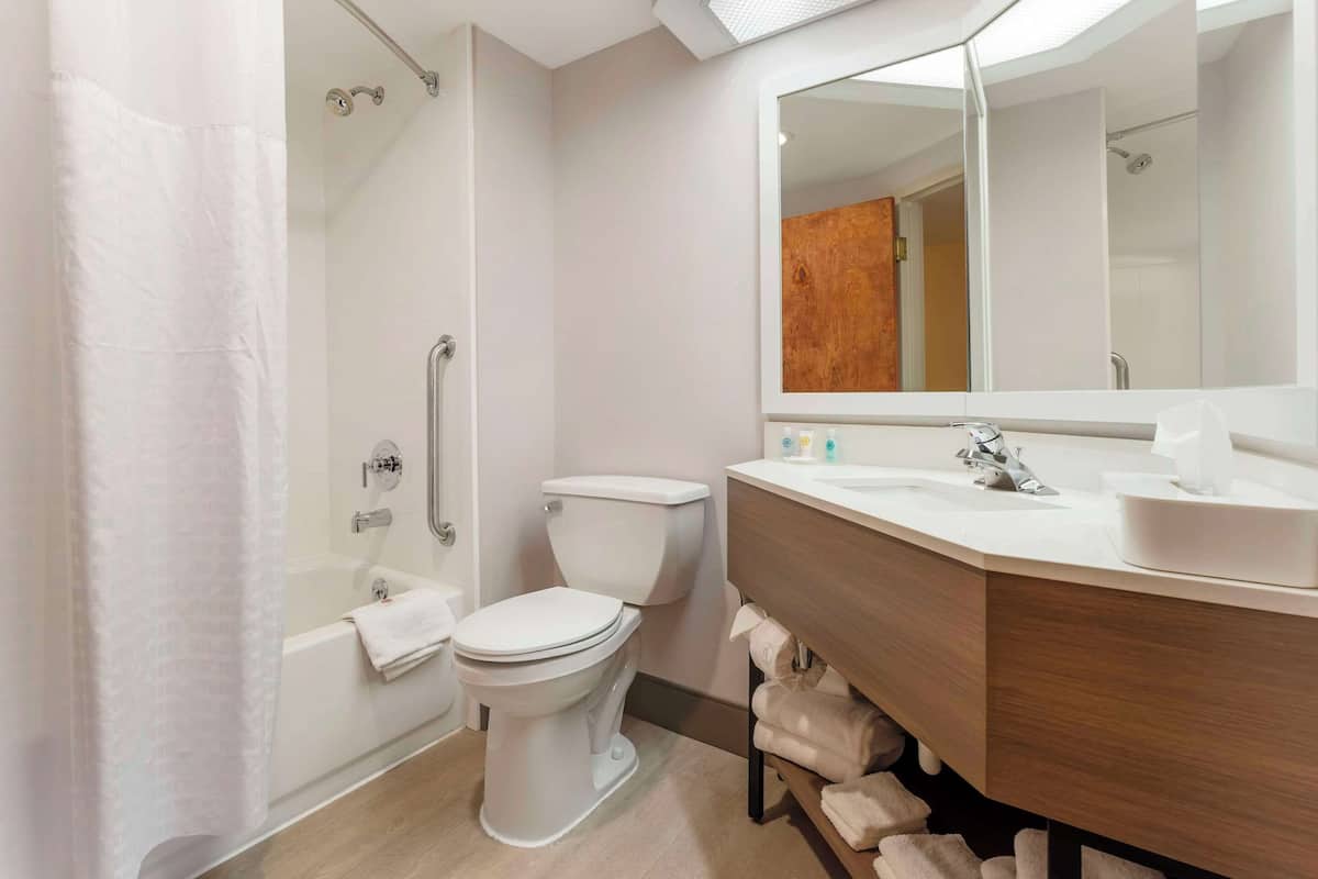 1 bedroom, in-room safe, desk, soundproofing