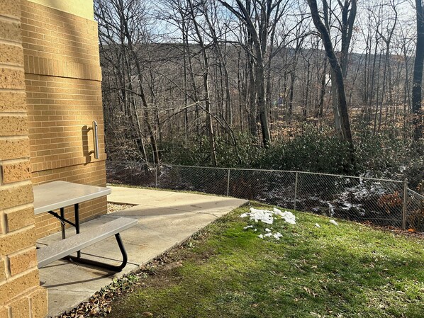BBQ/picnic Area - Comfort Inn & Suites LaVale - Cumberland (Cumberland)