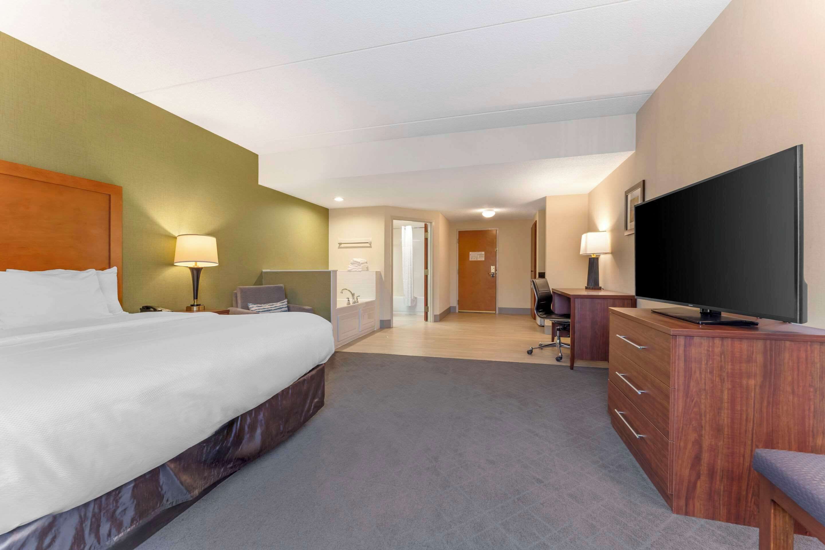 deluxe room, 1 king bed, non smoking, hot tub | 1 bedroom, in-room safe, desk, soundproofing