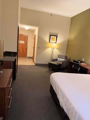 Basic Room, 1 King Bed, Accessible, Non Smoking | In-room safe, desk, soundproofing, iron/ironing board - Comfort Inn & Suites LaVale - Cumberland (Cumberland)