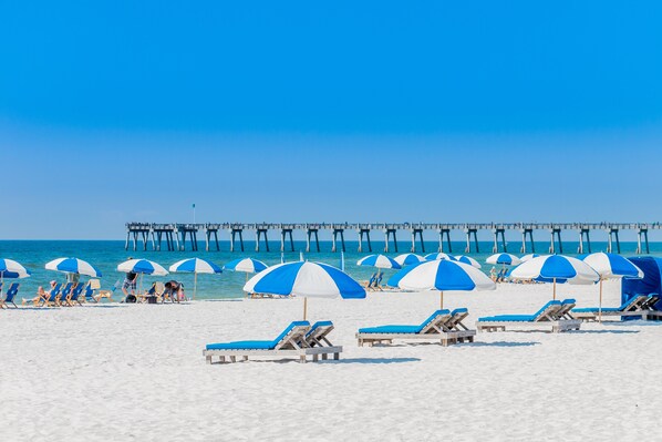 Plage, sable blanc, cabines (en supplément), parasols