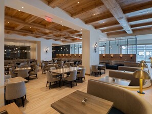 2 restaurants; breakfast, lunch, dinner and brunch served  - Hilton Pensacola Beach (Pensacola Beach)