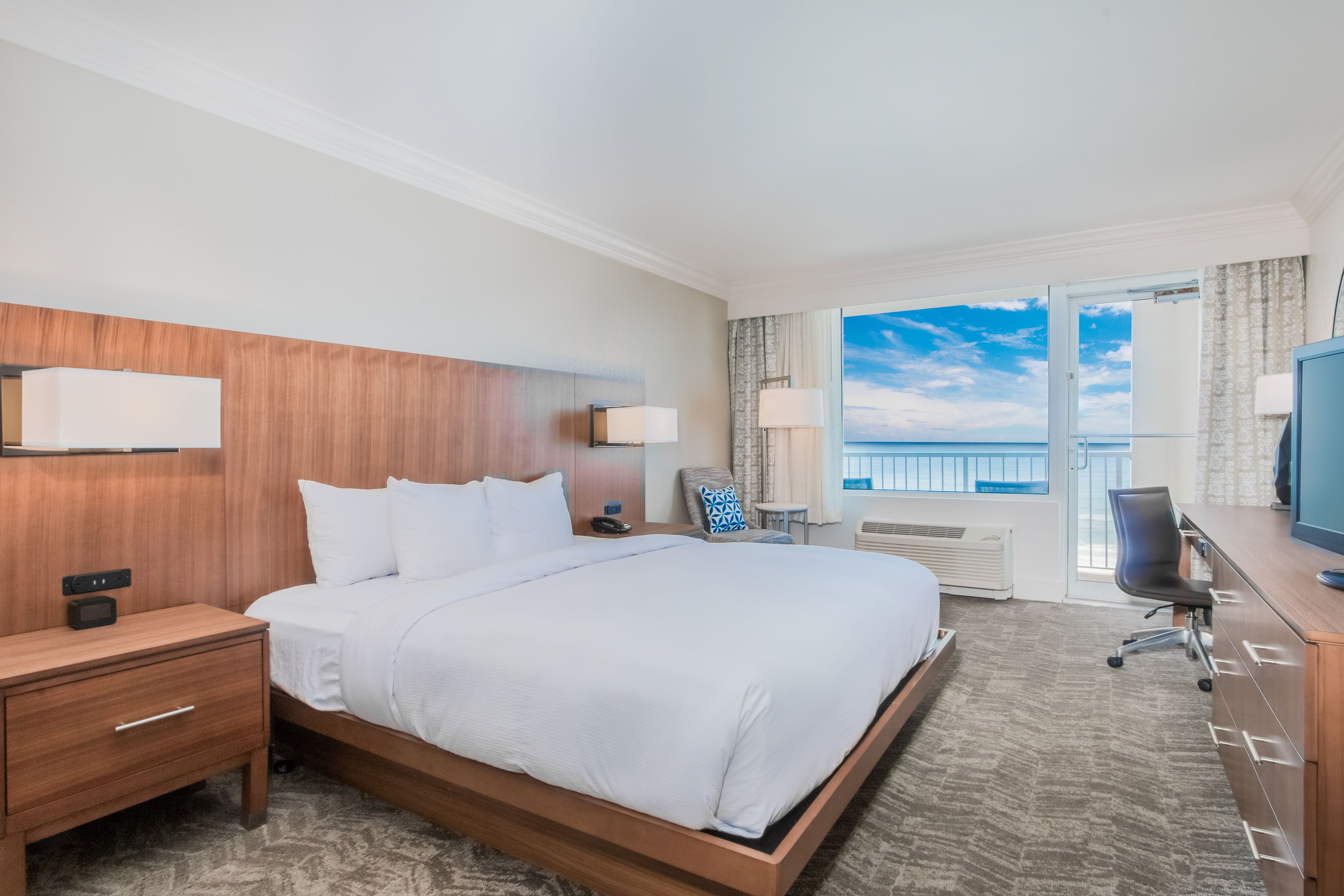 セーフティボックス (室内)、デスク、アイロン / アイロン台、ベビーベッド (無料)