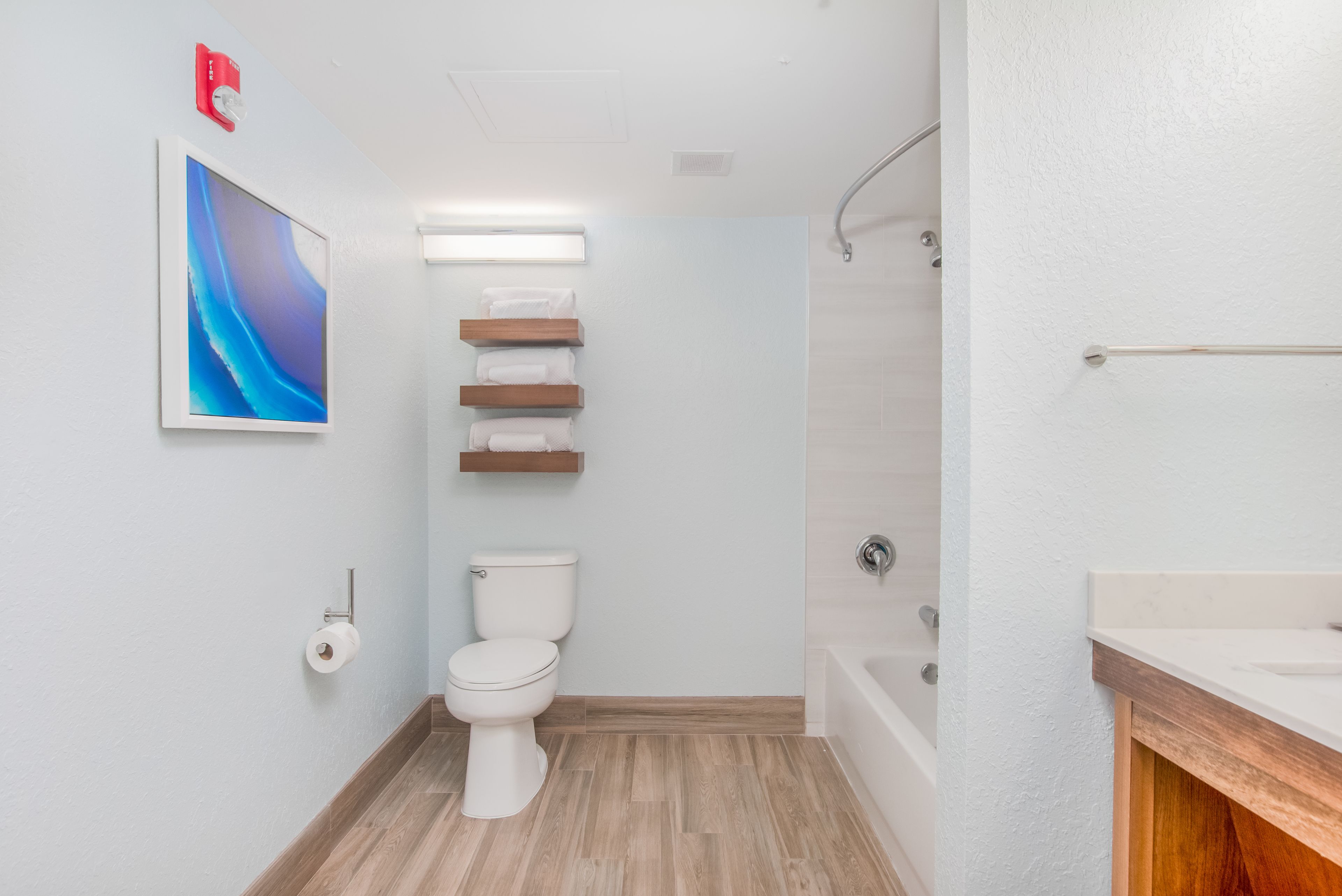 Un baño moderno con inodoro, ducha y lavamanos.