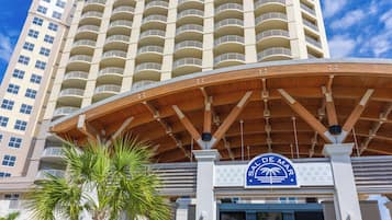 Här finns 2 restauranger som serverar frukost.