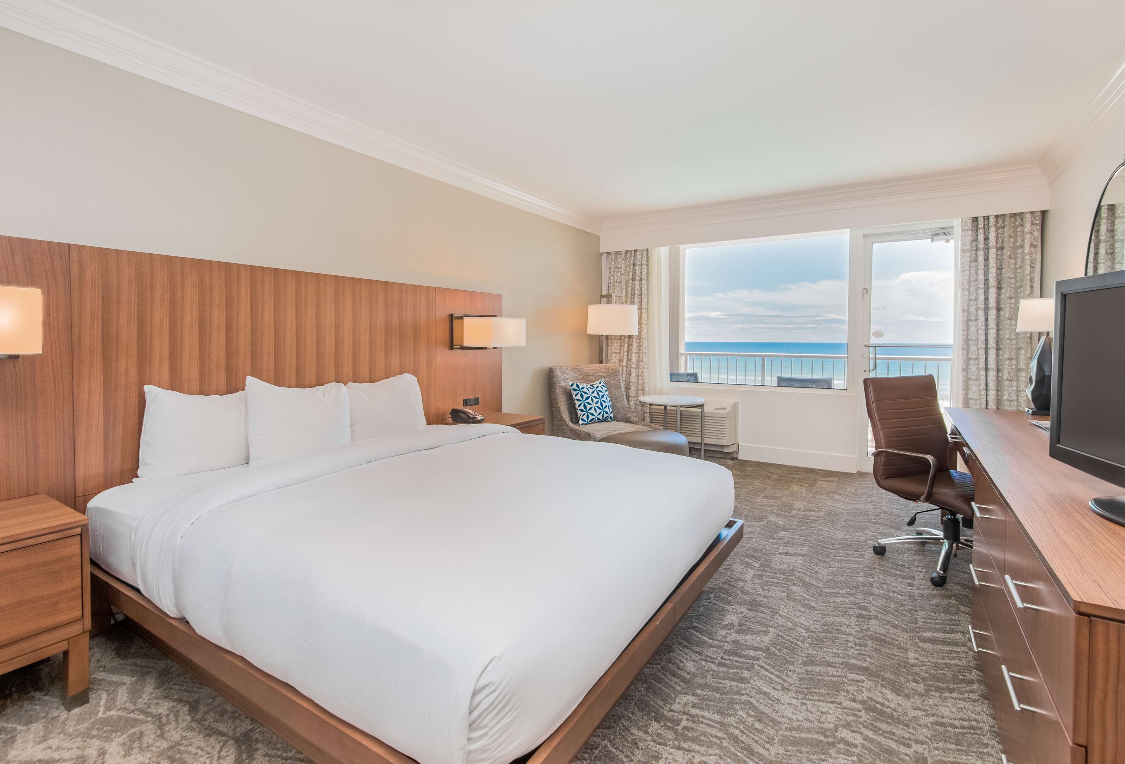 Deluxe Room, 1 King Bed | In-room safe, desk, iron/ironing board, cribs (free)