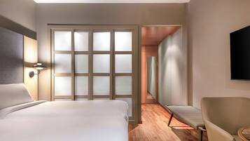 Minibar, caja de seguridad en la habitación y escritorio