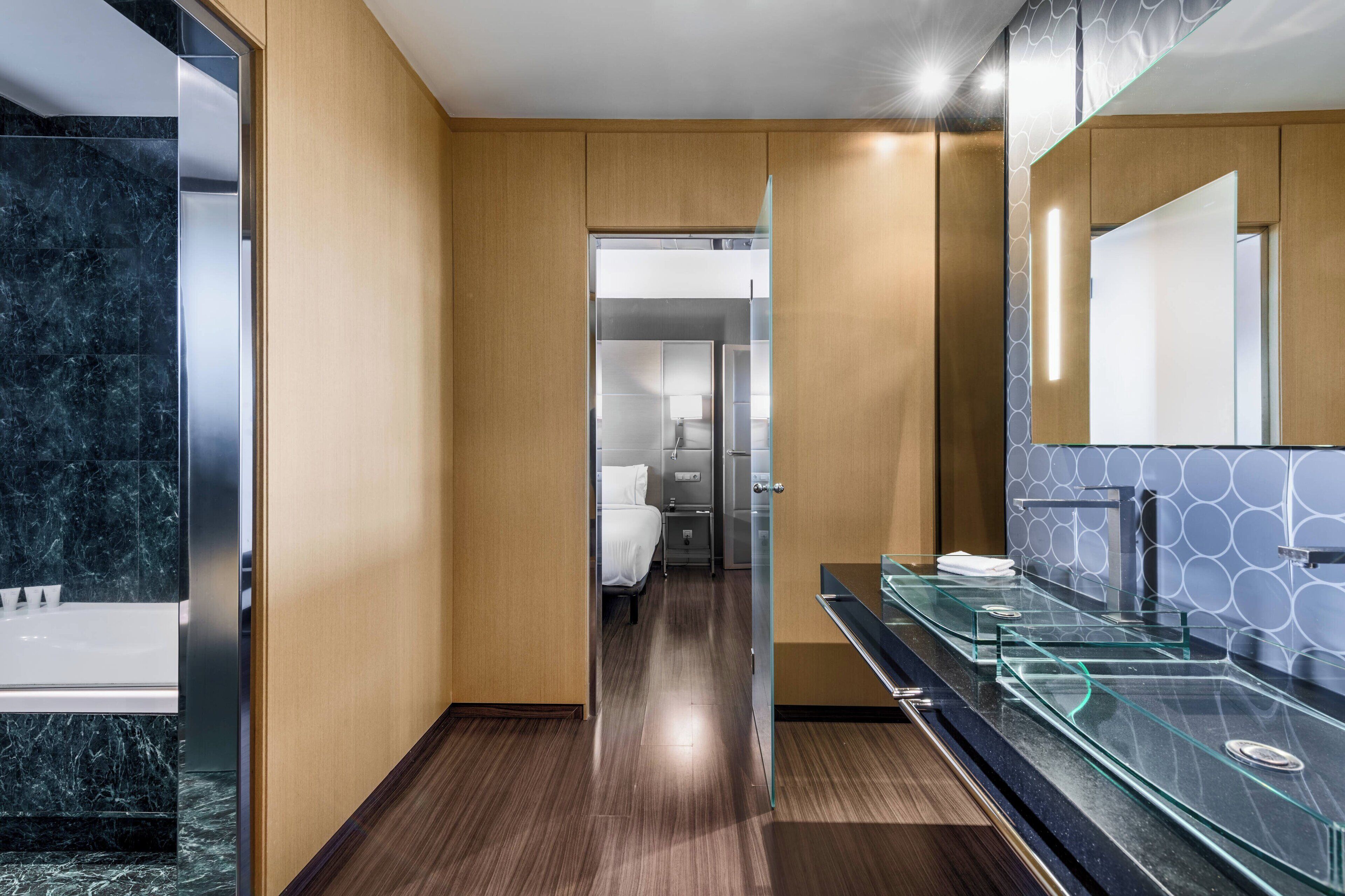 combined shower/bathtub, free toiletries, hair dryer, bidet